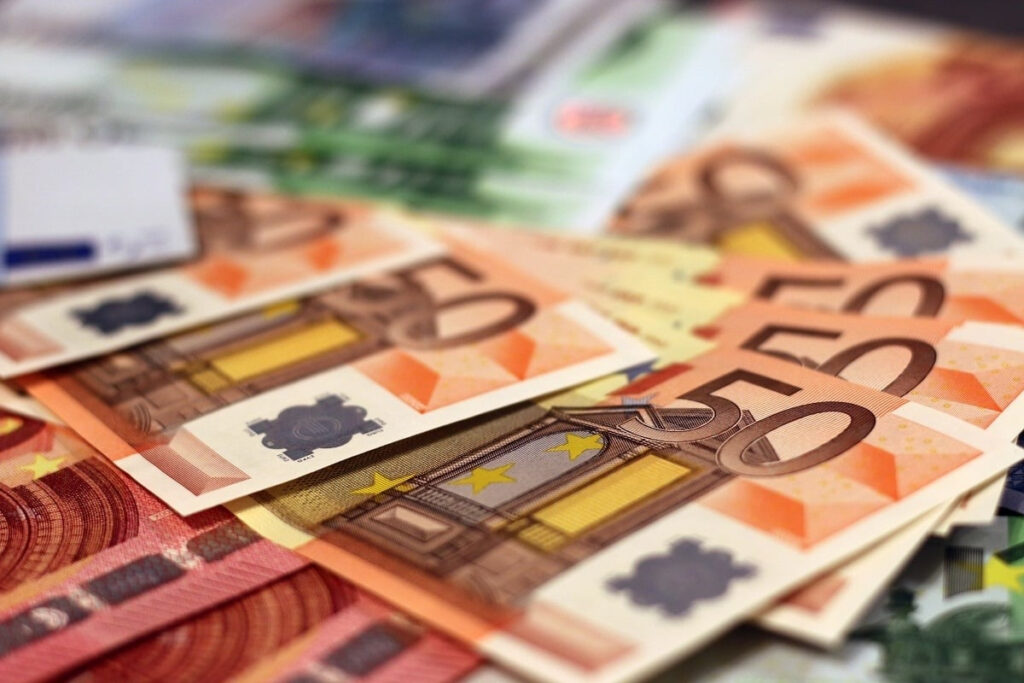 Έρχεται μείωση φόρων – Τι εξετάζει το Υπουργείο Οικονομικών