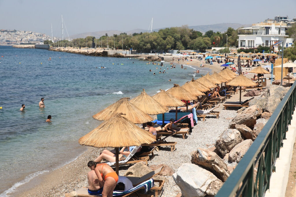 «Κίνημα της Πετσέτας»: Μόλις 3 υπάλληλοι στη Σύρο ελέγχουν όλες τις παραλίες των Κυκλάδων
