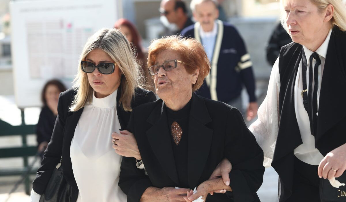 Θλίψη στην κηδεία της Κάτιας Νικολαΐδου: Συντετριμμένοι η μητέρα και ο αδελφός της – Φωτογραφίες