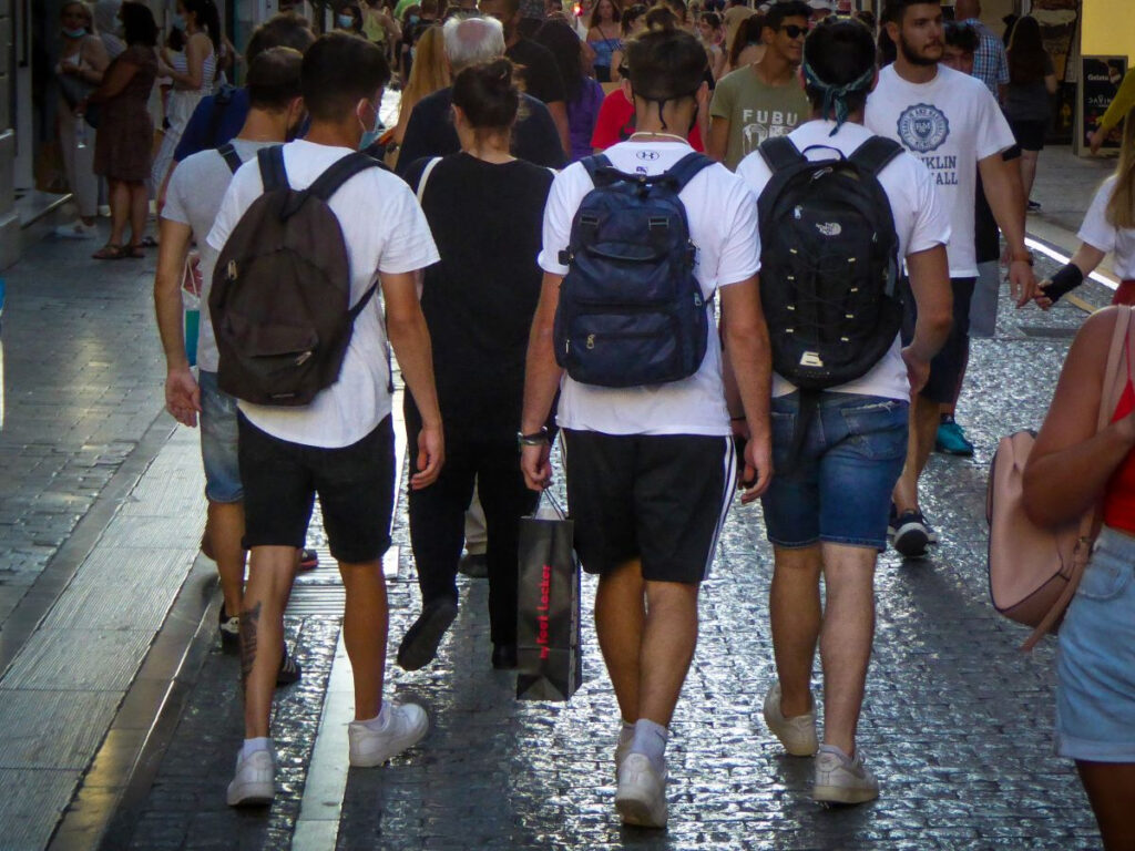 ΟΑΕΔ: Δωρεάν κάρτα εκπτώσεων σε 116.000 νέους – Δικαιούχοι 13 ως 30 ετών
