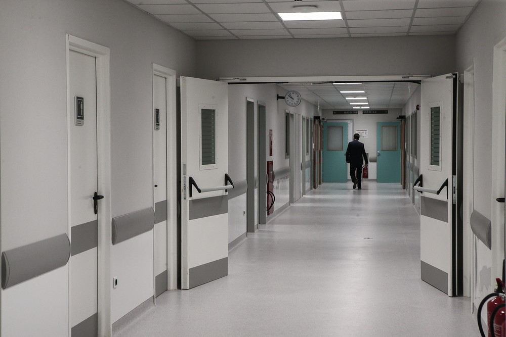 Καβάλα: Συγκινεί η ιστορία 45χρονου με νοητική στέρηση, που νοσεί με κορονοϊό – Έκλαιγε δίπλα στη νεκρή μητέρα του