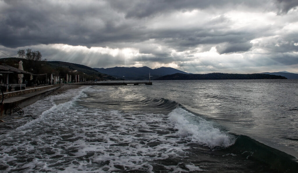 Καιρός-meteo: Καταιγίδες και χαλάζι την Πέμπτη – Οι περιοχές