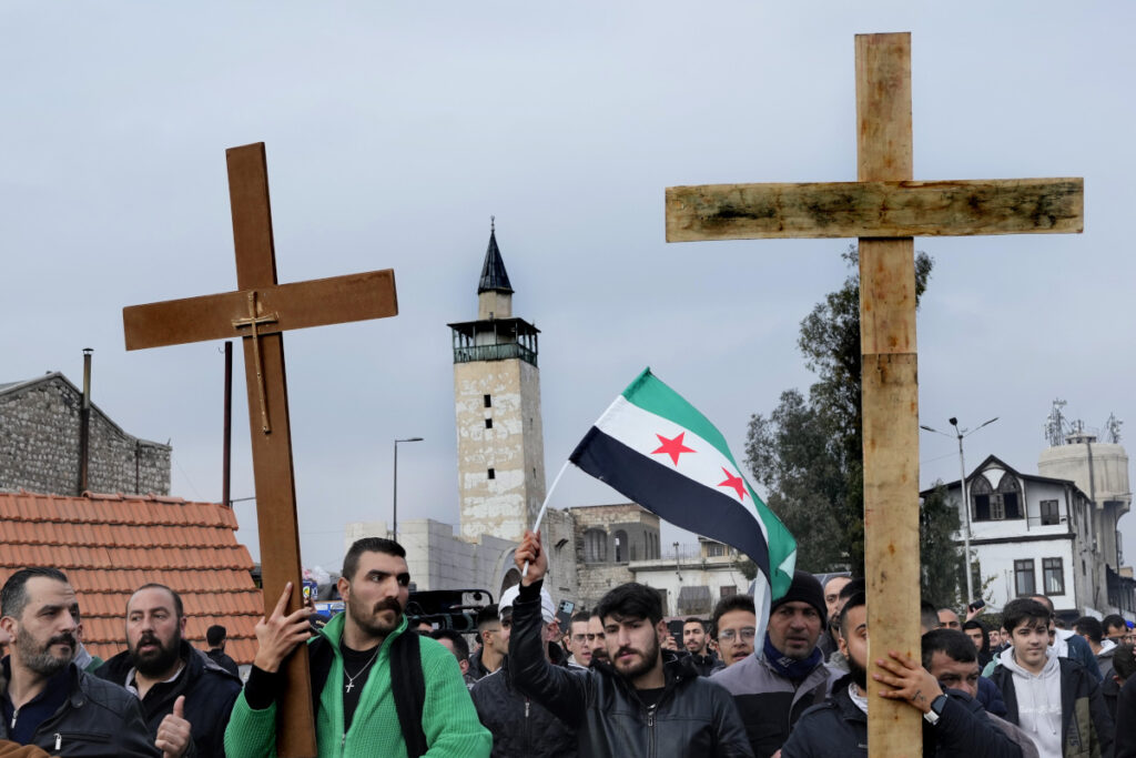 Στους δρόμους οι Χριστιανοί της Συρίας – Ζητούν ίσα δικαιώματα από το νέο ισλαμιστικό καθεστώς