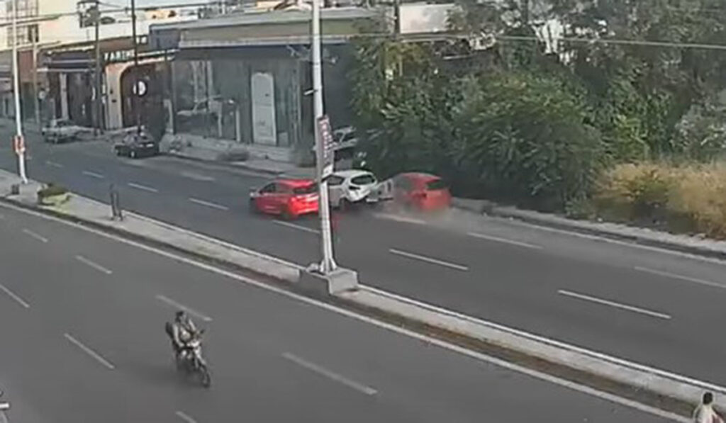 Βόλος: Βίντεο καταγράφει τη σφοδρή σύγκρουση αυτοκινήτων μετά από κόντρα – Στο νοσοκομείο οι οδηγοί