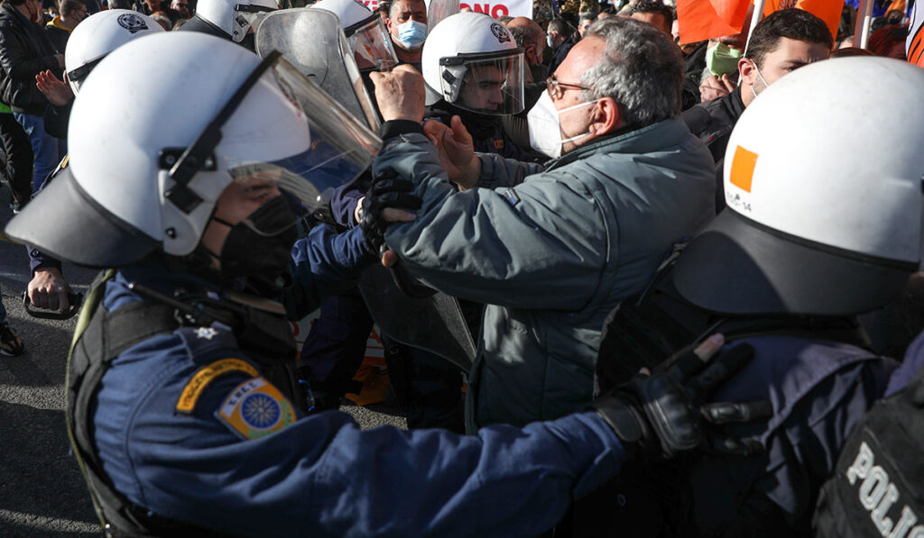 Ένταση με την αστυνομία στη συγκέντρωση της ΠΟΕΔΗΝ