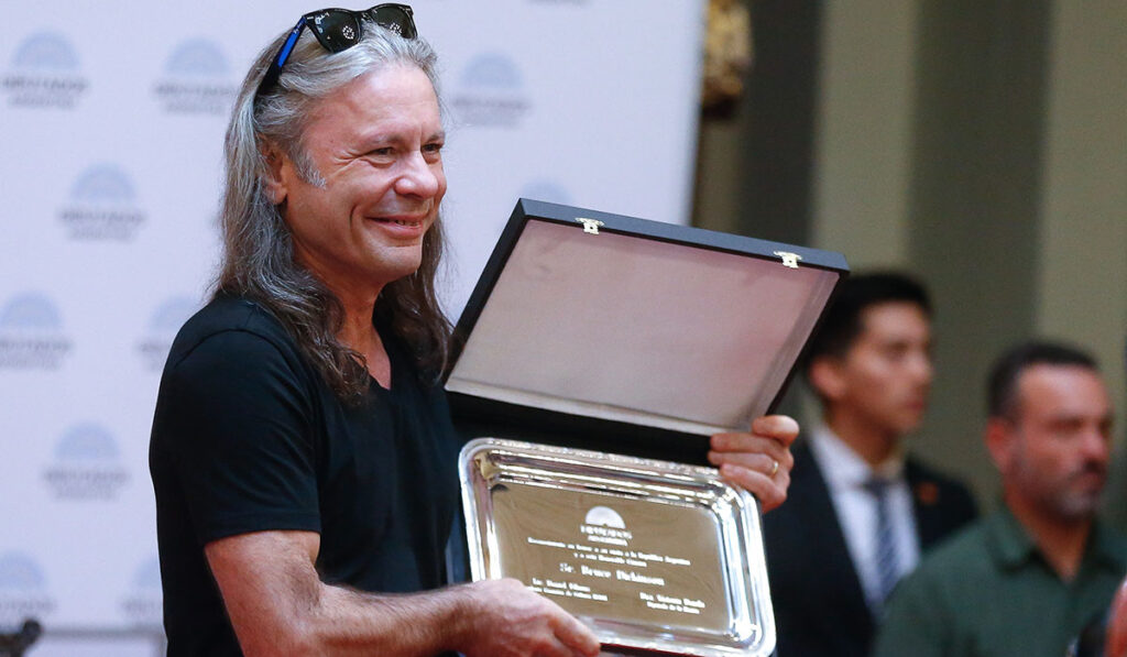 Ο Μπρους Ντίκινσον των Iron Maiden βρέθηκε θετικός στον κορονοϊό
