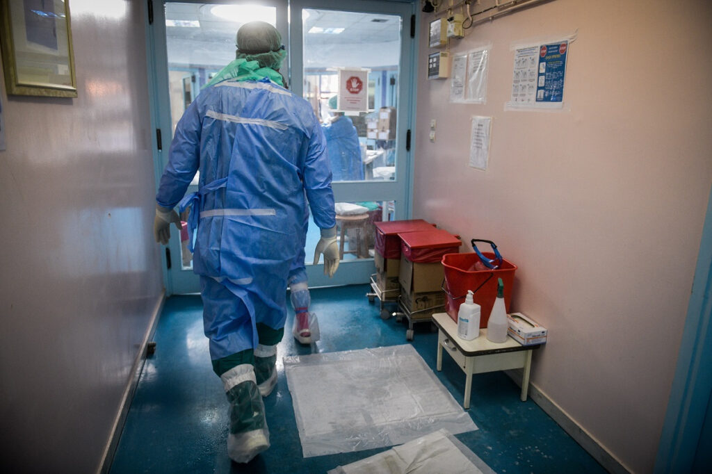 Καταγγελία ΠΟΕΔΗΝ: Εξασφάλισαν ΜΕΘ για τον Μητροπολίτη – Εκτός 50χρονος εμβολιασμένος