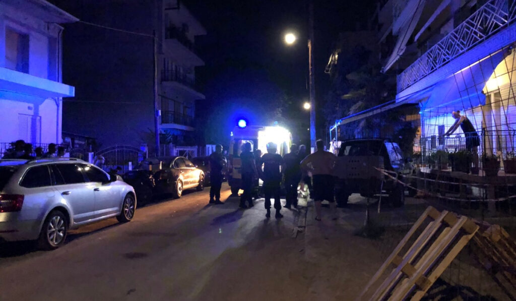 Λάρισα: Βγήκε στο μπαλκόνι να φωνάξει για τη φασαρία και έπεσε από τον τρίτο όροφο
