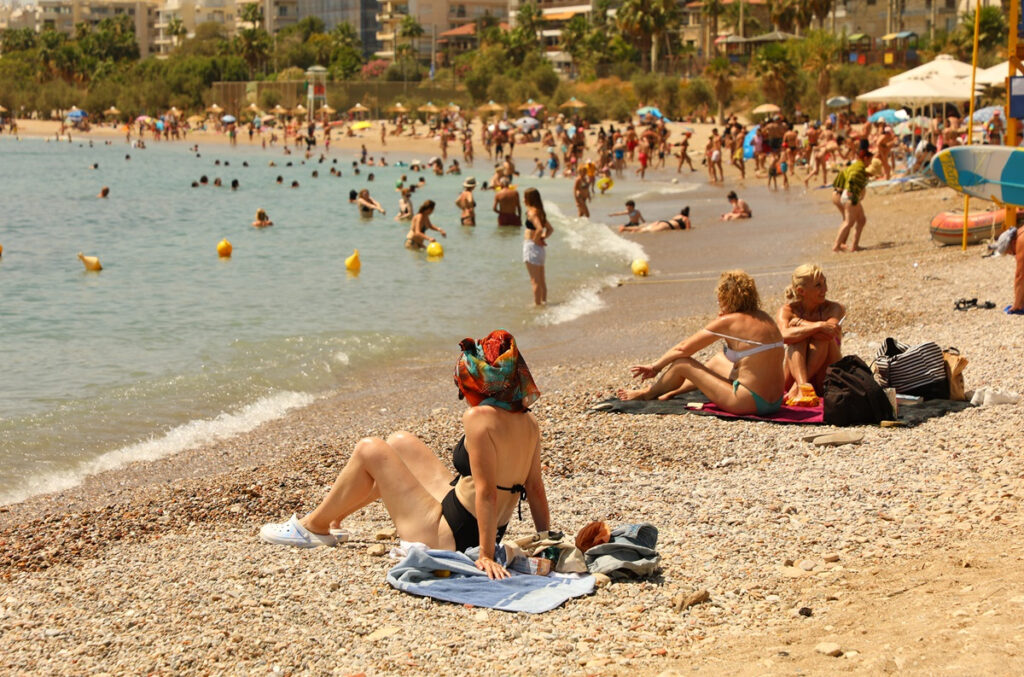 «Βουλιάζουν» οι παραλίες της Αττικής – Ανάσες δροσιάς δίπλα στο κύμα