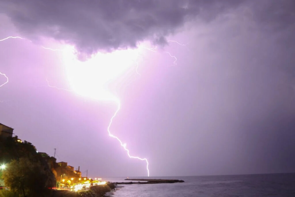 Κακοκαιρία Ilina με καταιγίδες και βροχόπτωση κατηγορίας 4 – Πού θα χτυπήσει τις επόμενες ώρες