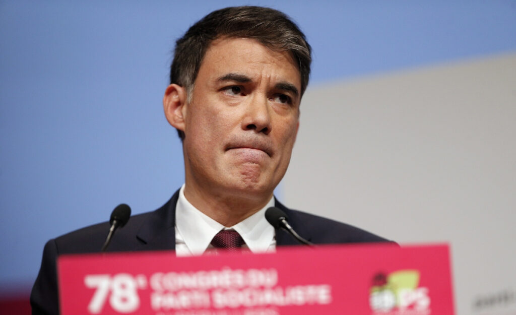 Γαλλία: Οι Σοσιαλιστές έτοιμοι να διαπραγματευθούν με τους Μακρονιστές για σχηματισμό κυβέρνησης – «Αλλά με αριστερό πρωθυπουργό»