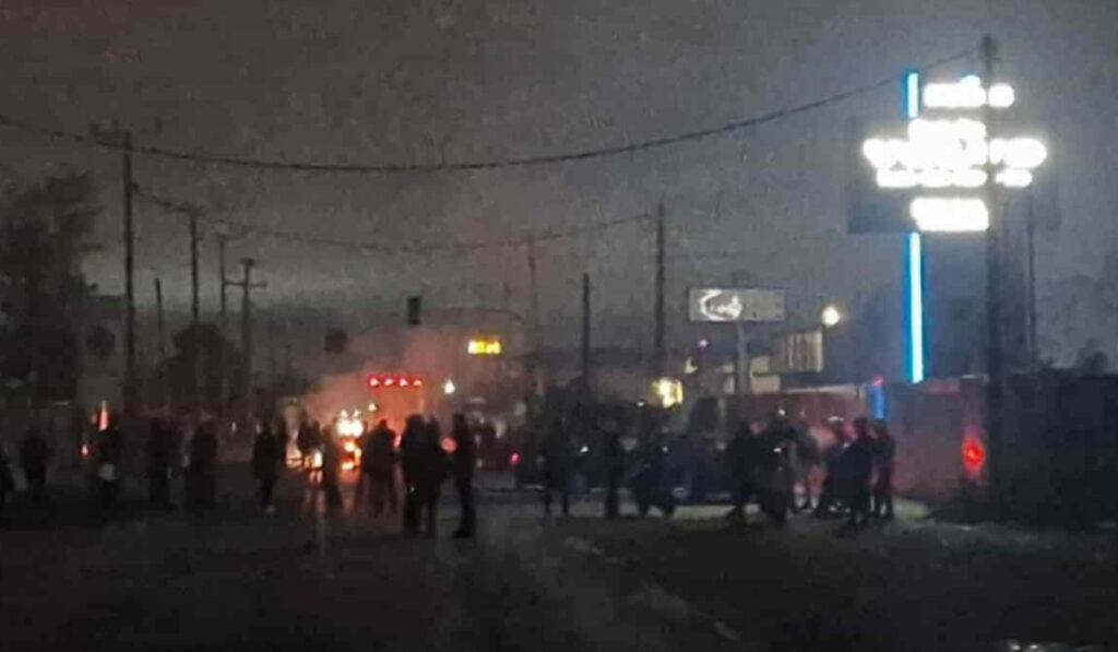 Μέγαρα: Άνοιξε η εθνική οδός Αθηνών – Κορίνθου, ένταση στο σημείο με τη διαμαρτυρία Ρομά