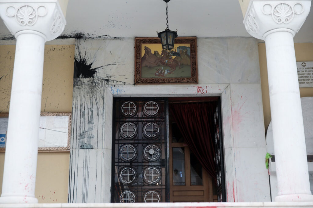 Βιασμός ανήλικης: Μπογιές στην εκκλησία που λειτουργούσε ο κατηγορούμενος ιερέας