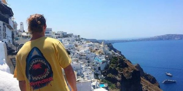 Αντί για πρόταση γάμου, πέταξε μονόπετρο από βράχο της Σαντορίνης (video)
