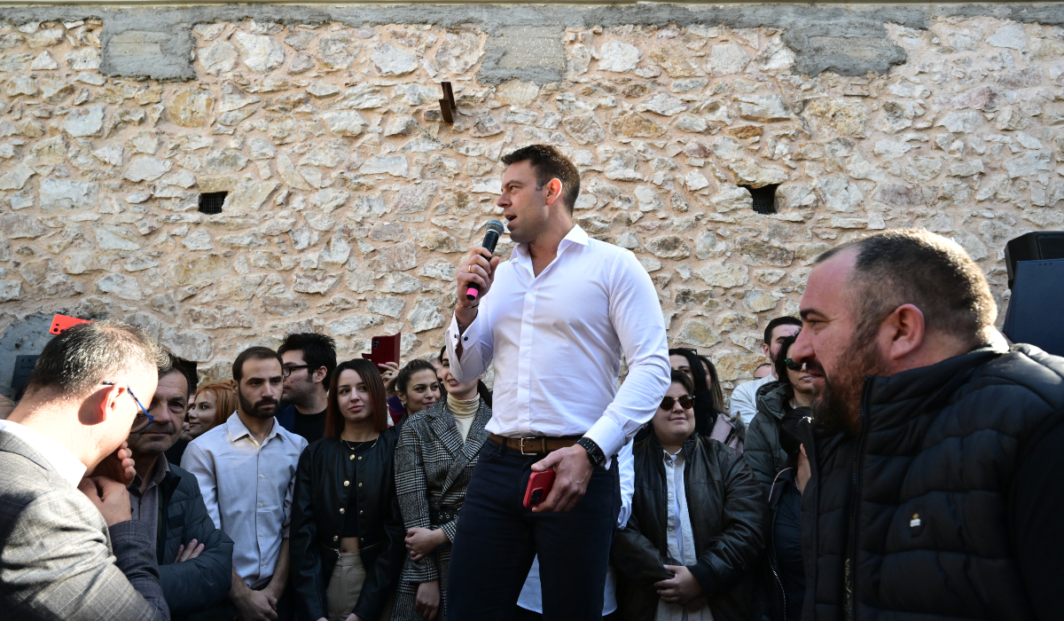 Ανακοίνωσε το νέο κόμμα ο Κασσελάκης – Βουλευτές, στελέχη και κόσμος στον Ταύρο