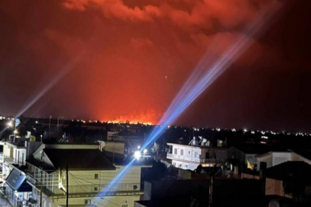 Μεγάλη φωτιά στην Ηλεία – Ορατή και από τα χωριά της Αχαΐας (Βιντεο)