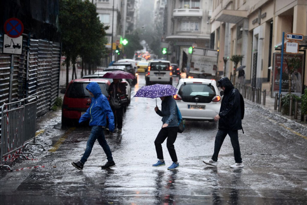 Τρία κύματα κακοκαιρίας «χτυπούν» την Ελλάδα – Δύσκολη η Κυριακή με ισχυρές καταιγίδες