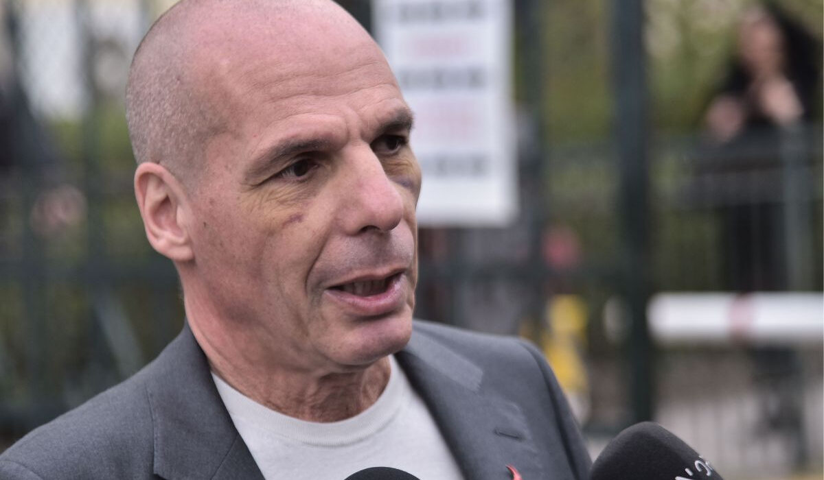 Γιάνης Βαρουφάκης: Στην ανακρίτρια για την επίθεση που δέχθηκε – Ζητά αποπομπή Θεοδωρικάκου