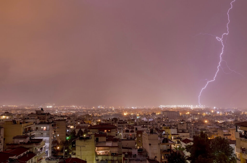 Σάκης Αρναούτογλου: Αντικυκλώνας φέρνει νέες δυνατές μπόρες και καταιγίδες – Η Αττική και οι άλλες περιοχές