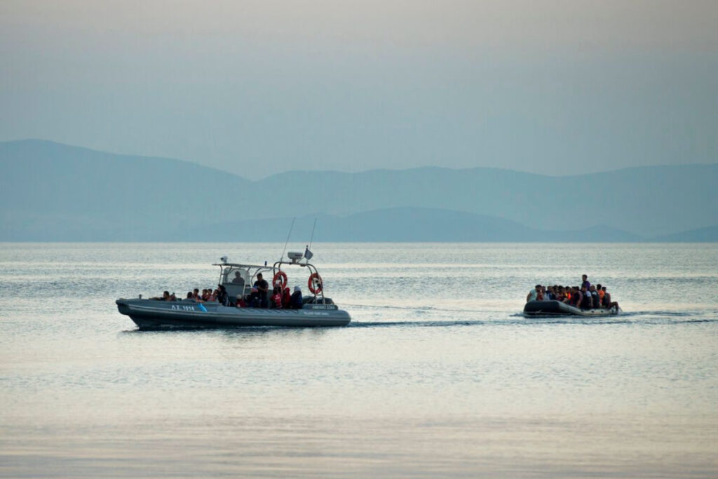 «Άγρια Δύση το Αιγαίο»: BBC και Daily Mail «πυροβολούν» με ρεπορτάζ και βίντεο το Λιμενικό για τους μετανάστες