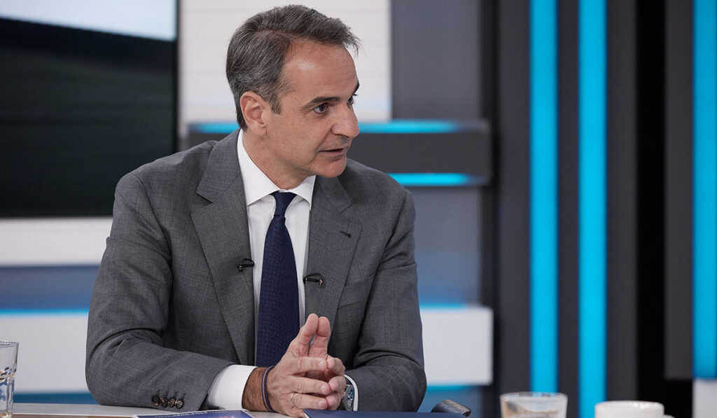 Δεύτερη γκάφα Μητσοτάκη: Μίλησε ξανά για… «μείωση μισθών»