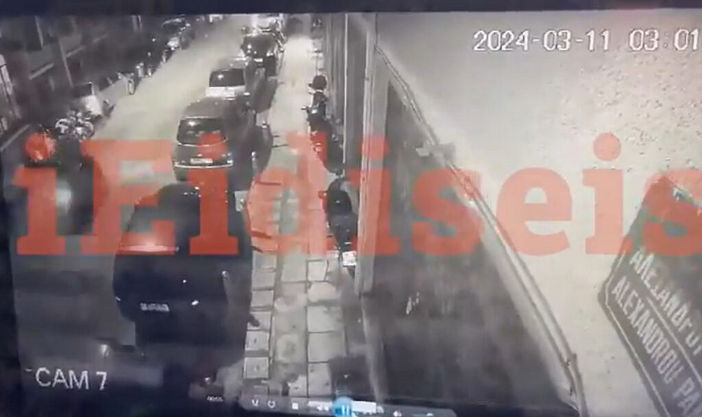 Καλλιθέα: Ντοκουμέντο – Μηχανάκι περνά έξω από την κάβα 1 λεπτό πριν την έκρηξη (Βίντεο)