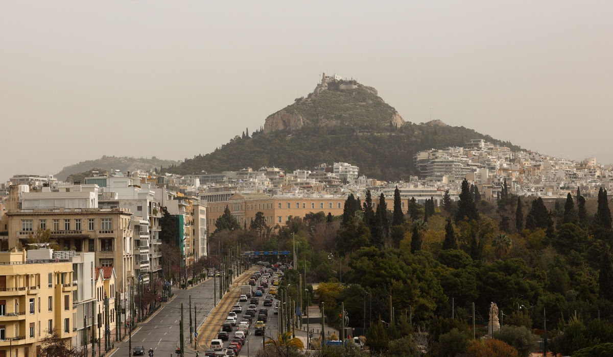 Επιμένει και την Τρίτη η αφρικανική σκόνη – Σκέπασε ήδη τη μισή Ευρώπη (Χάρτης)
