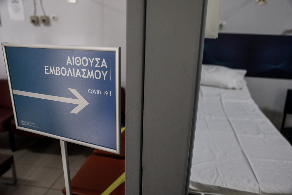 Μπαράζ ελέγχων και προτροπών για εμβολιασμό