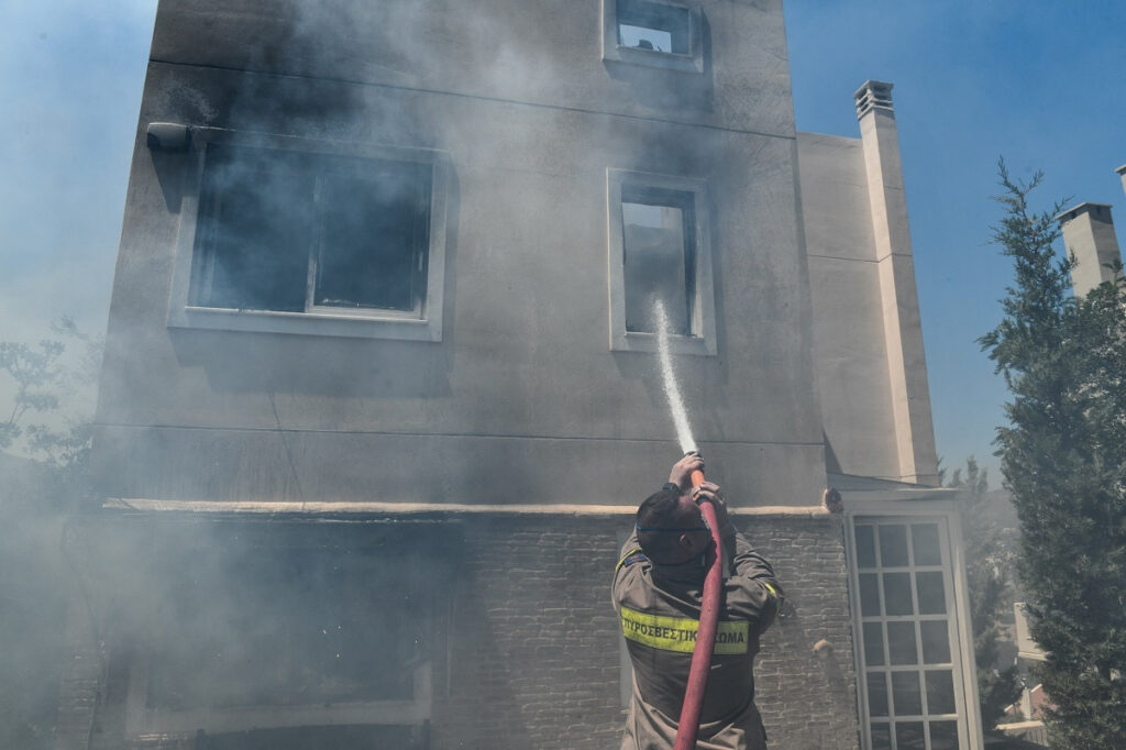 Αποζημίωση ως 14.000 ευρώ στους πληγέντες της φωτιάς στην Πεντέλη – Πώς οι αιτήσεις