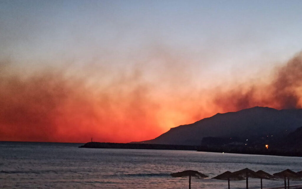 Φωτιά στο Ρέθυμνο: Μαίνεται ανεξέλεγκτη η πυρκαγιά – Μάχη για την οριοθέτησή της και με εναέρια μέσα