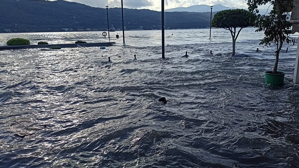 Μετά το σεισμό στη Σάμο, η θάλασσα βγήκε στη στεριά