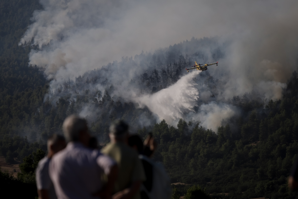 Ανεξέλεγκτη η φωτιά στα Βίλια – Νέα εντολή εκκένωσης – Η κατάσταση στην Κερατέα