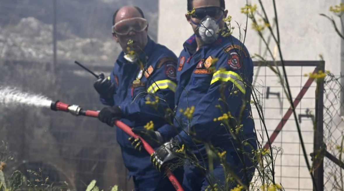 Υπό έλεγχο η φωτιά σε αποθήκη κρεάτων στη λαχαναγορά του Ρέντη