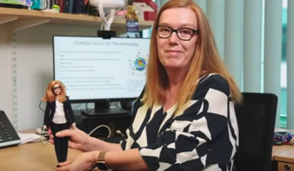Η συνδημιουργός του εμβολίου της AstraZeneca έγινε Barbie