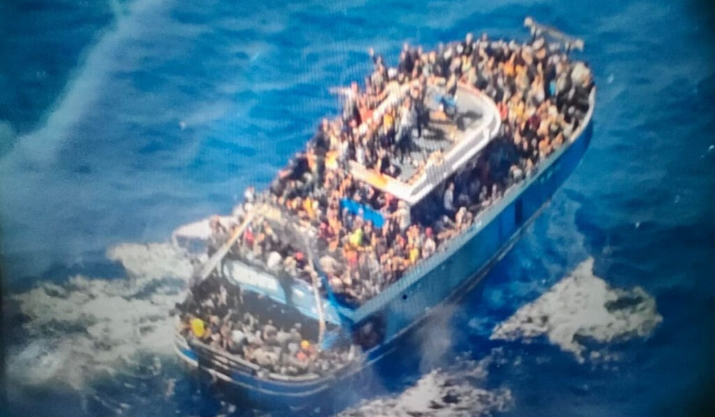 Ναυάγιο στην Πύλο: Και ο Guardian διαψεύδει το Λιμενικό – «Το δουλεμπορικό ήταν ακίνητο για αρκετές ώρες»
