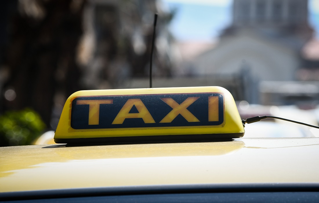 Φωκίδα: Έβαλε τη νεκρή μητέρα της σε ταξί για να την πάει ολόκληρο ταξίδι