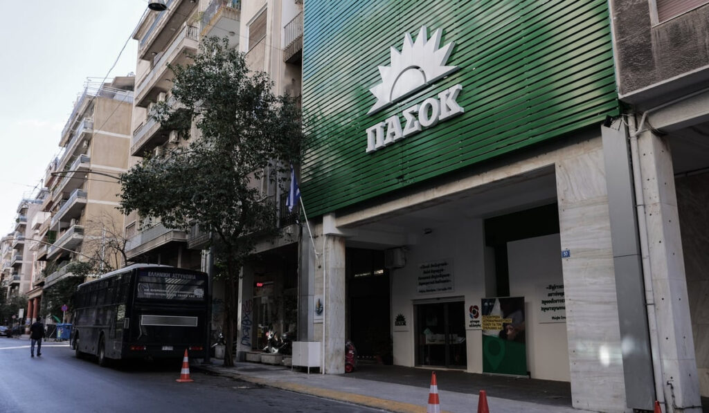 ΠΑΣΟΚ: Κυνικός ο Γεωργιάδης – Αποκάλυψε ότι o Κώστας Καραμανλής έλεγε ψέματα στη Βουλή
