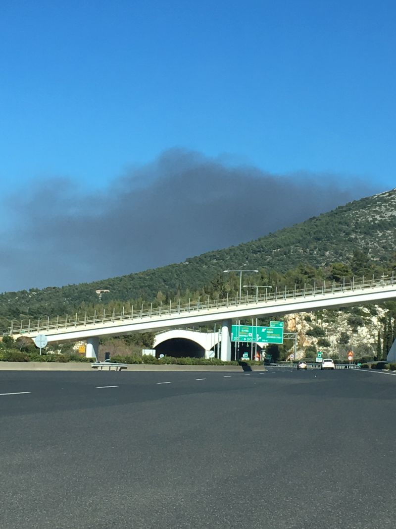 Μεγάλη φωτιά σε αποθήκη χαρτικών στα Γλυκά Νερά (φωτό)