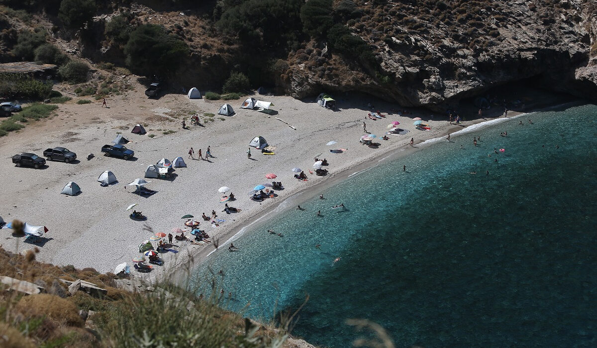 Ο παραθαλάσσιος προορισμός κοντά στην Αθήνα με τα μυστηριώδη μνημεία
