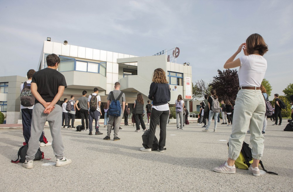 Επιστροφή στα σχολεία με αντισηπτικά και αποστάσεις για μαθητές Γυμνασίων – Λυκείων