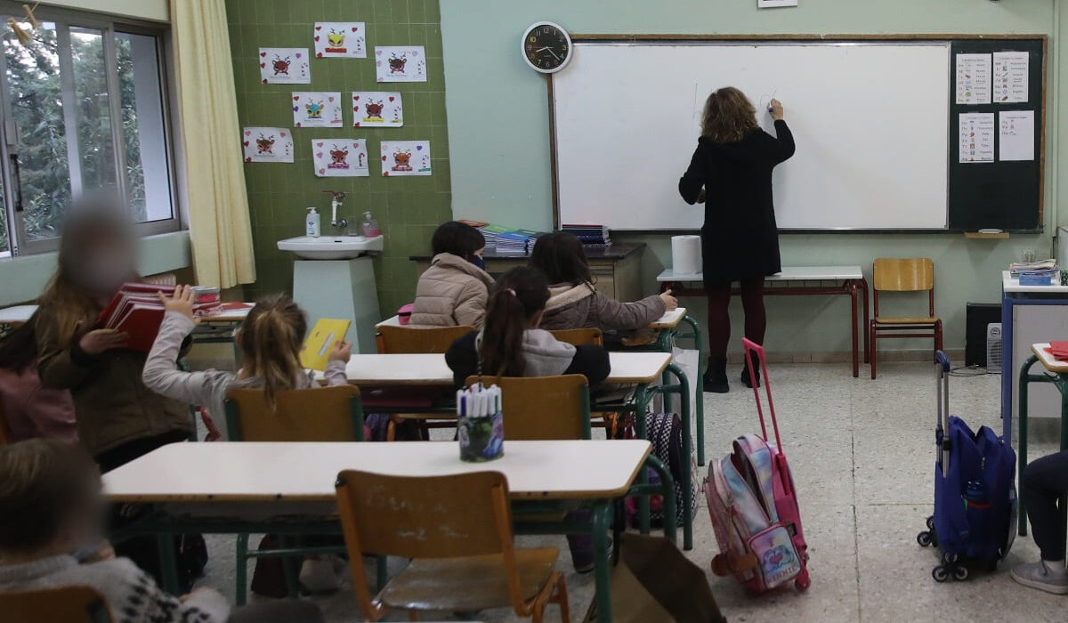 Τι θα ισχύσει για τη συνταξιοδότηση χιλιάδων δασκάλων, καθηγητών και νηπιαγωγών