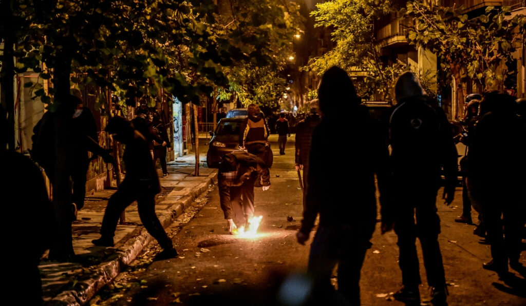 Εξάρχεια: Επιθέσεις αγνώστων σε Αστυνομικούς – «Βροχή» οι μολότοφ