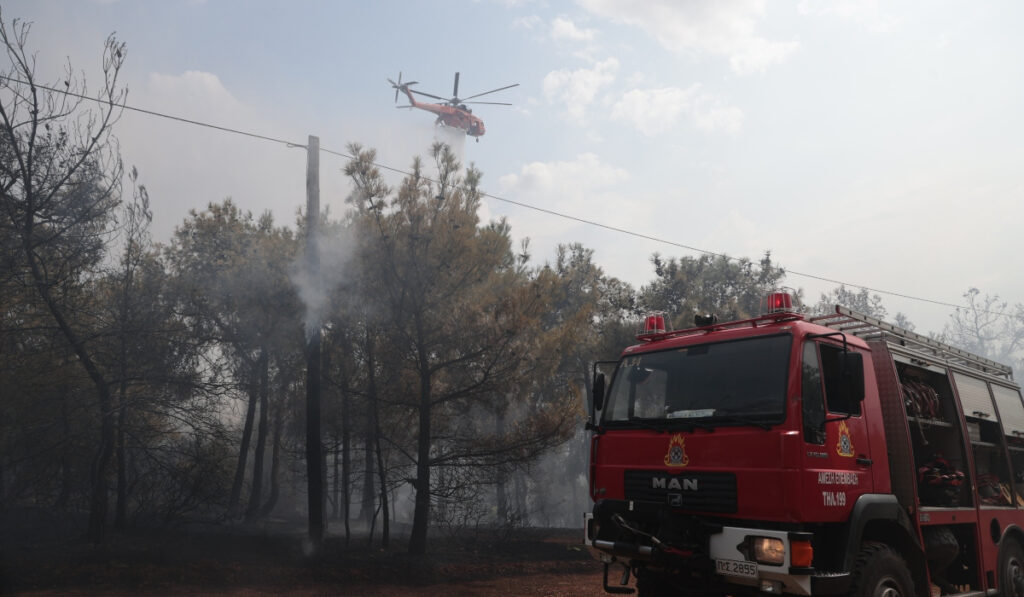 Φωτιά τώρα κοντά στο στρατόπεδο του Αυλώνα