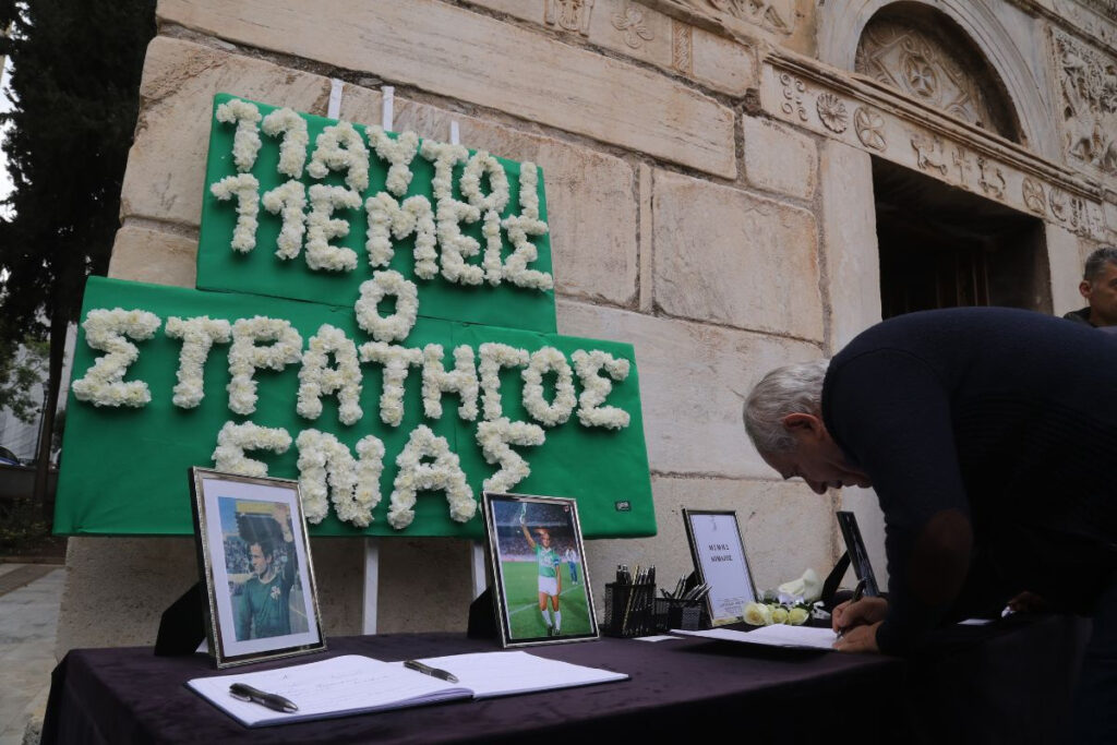 Αντίο «στρατηγέ»: Σε λαϊκό προσκύνημα η σορός του Μίμη Δομάζου – Ουρές στη Μητρόπολη
