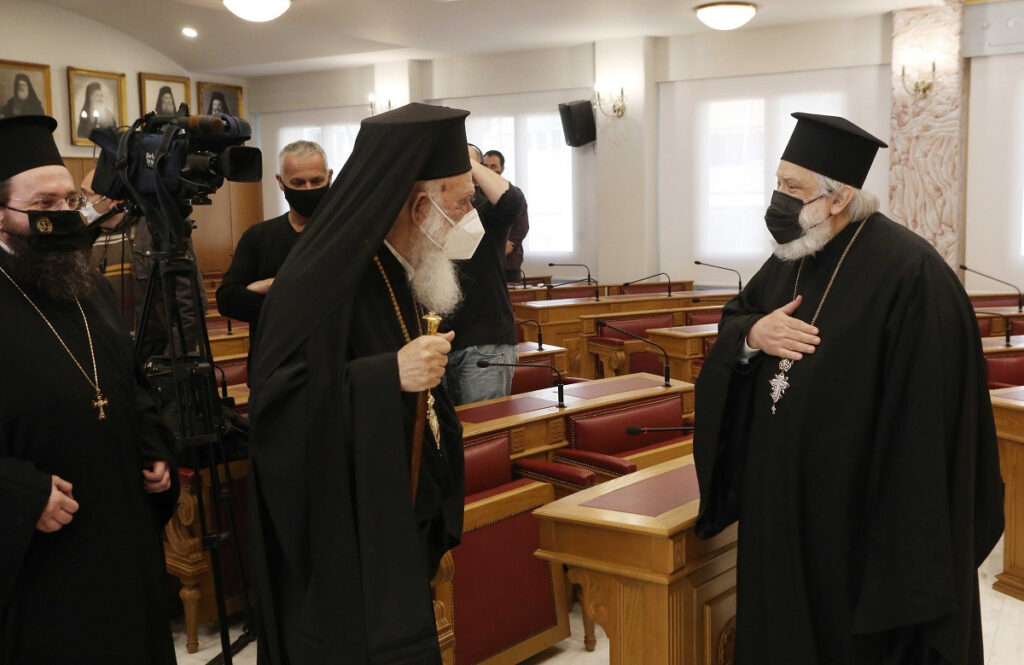 Ιερά Σύνοδος: Ιερείς και πιστοί εμβολιαστείτε