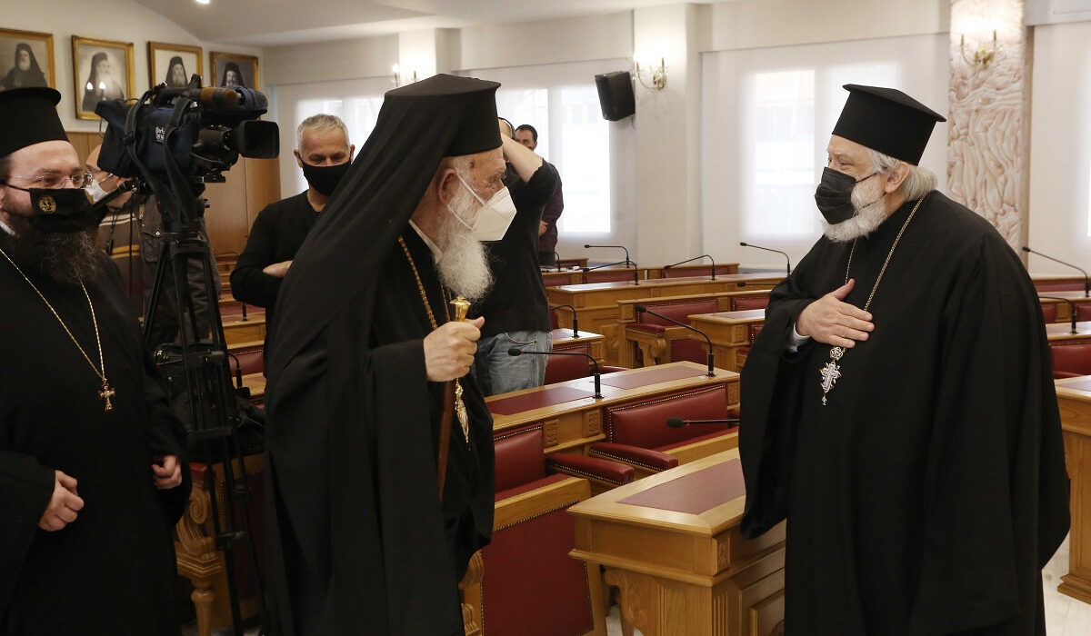 Ιερά Σύνοδος: Ιερείς και πιστοί εμβολιαστείτε