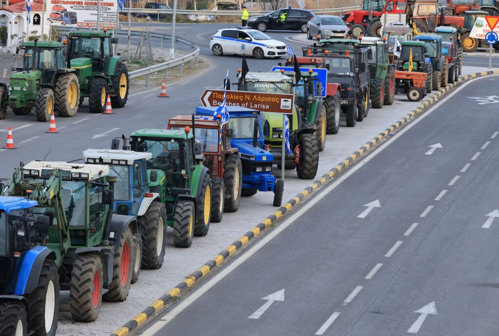 Σε μετωπική η κυβέρνηση με τους αγρότες για την κάθοδο των τρακτέρ στην Αθήνα