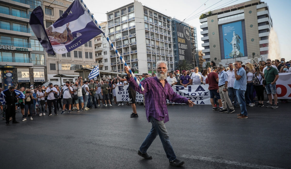 Ποιοι επιχειρούν να εκμεταλλευτούν πολιτικά τους αντιεμβολιαστές