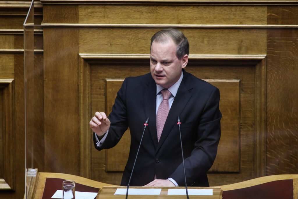 Βρέθηκε ο Καραμανλής – Στην Επιτροπή Θεσμών για εξηγήσεις για τα Τέμπη