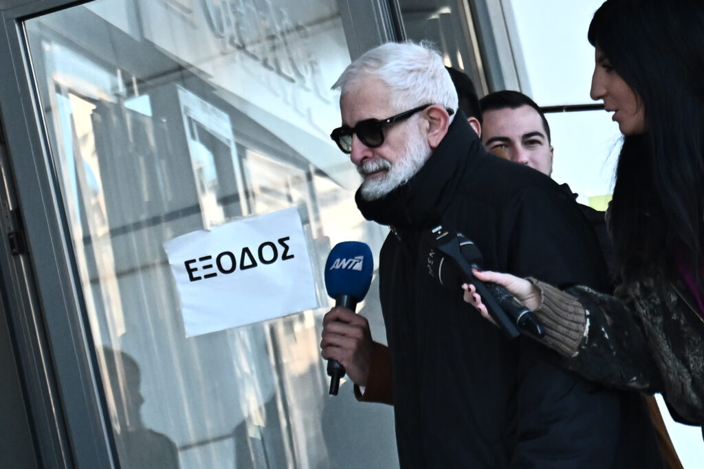 Ένταση στη δίκη Φιλιππίδη: «Με έπαιρνε τηλέφωνο και μου έλεγε χυδαίες εκφράσεις» – Ξέσπασε σε δάκρυα η καταγγέλλουσα